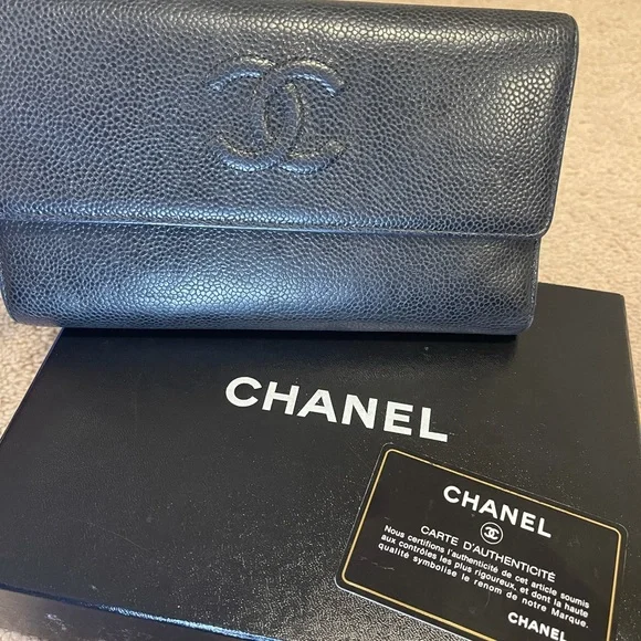 Authentic Chanel wallet. Authorization card and original box. Make an offer!! - Picture 1 of 7